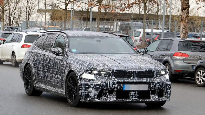 В седане и универсале BMW M5 не будет традиционной приборки — машины обзаведутся интерьером в стиле электрического iX3.На шпионских фотографиях — руль в том же стиле и похожим образом установленный экран медиасистемы.