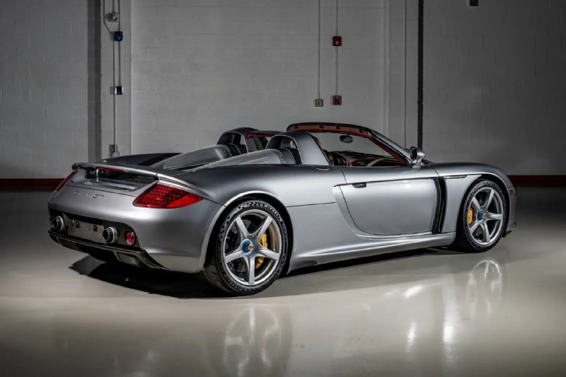 Редкий 20-летний Porsche Carrera GT с минимальным пробегом отправится на аукцион за рекордную сумму Редкий 20-летний Porsche Carrera GT с минимальным пробегом отправится на аукцион за рекордную сумму