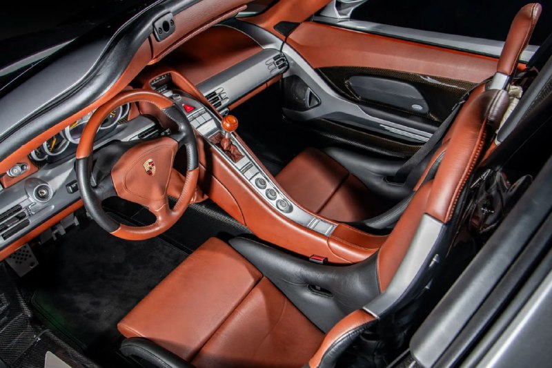 Редкий 20-летний Porsche Carrera GT с минимальным пробегом отправится на аукцион за рекордную сумму Редкий 20-летний Porsche Carrera GT с минимальным пробегом отправится на аукцион за рекордную сумму