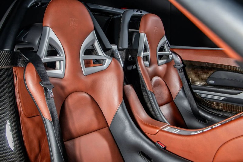 Редкий 20-летний Porsche Carrera GT с минимальным пробегом отправится на аукцион за рекордную сумму Редкий 20-летний Porsche Carrera GT с минимальным пробегом отправится на аукцион за рекордную сумму