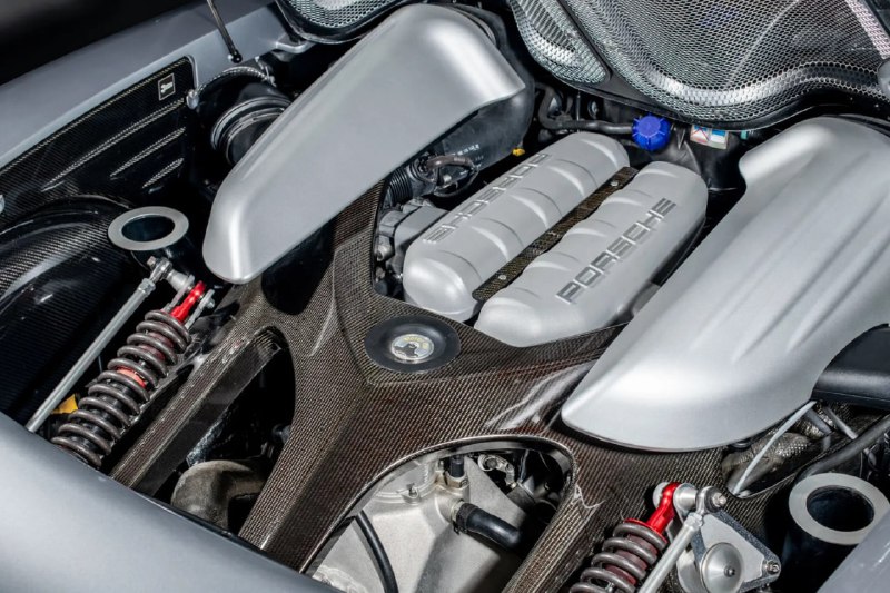 Редкий 20-летний Porsche Carrera GT с минимальным пробегом отправится на аукцион за рекордную сумму Редкий 20-летний Porsche Carrera GT с минимальным пробегом отправится на аукцион за рекордную сумму