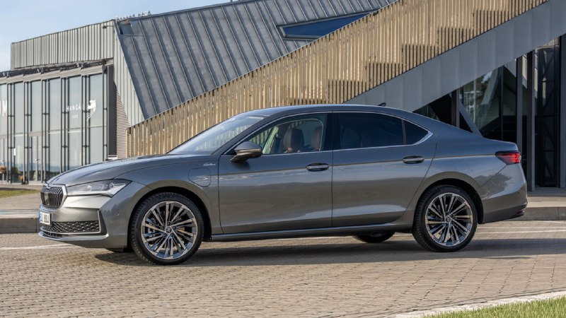 Обновленная Skoda Superb получила мощный гибридный двигатель Обновленная Skoda Superb получила мощный гибридный двигатель