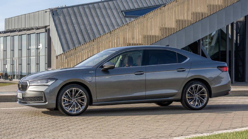 Skoda Superb представила новую мощную гибридную версию