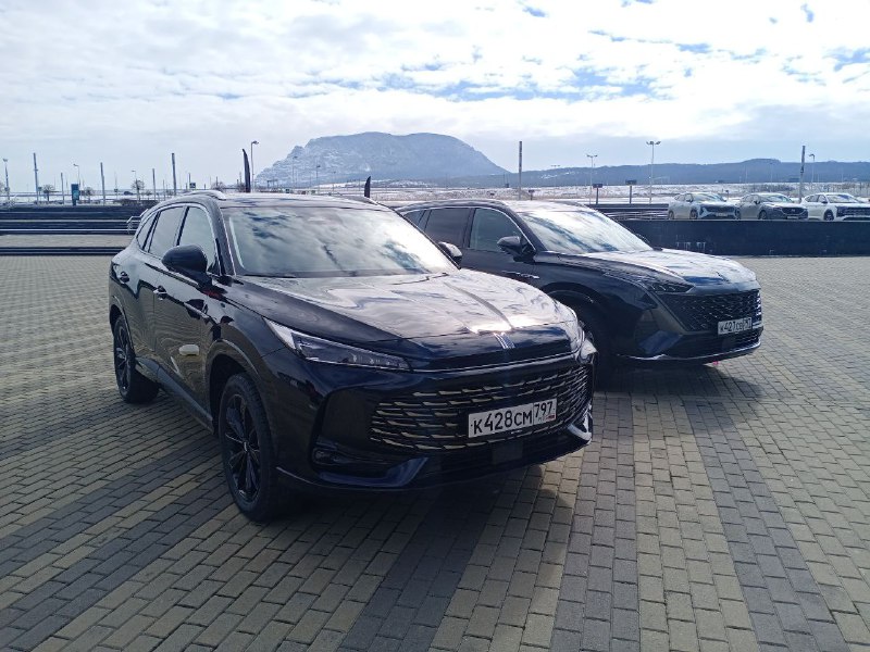 Корреспондент «Китайских автомобилей» Андрей ИВАНОВ начинает внимательнее присматриваться к двум новым «Москвичам».Сегодня в Минводах стартует федеральный тест-драйв кроссоверов М70 и М90, официальные продажи которых ждем со дня на день. Корреспондент «Китайских автомобилей» Андрей ИВАНОВ начинает внимательнее присматриваться к двум новым «Москвичам».Сегодня в Минводах стартует федеральный тест-драйв кроссоверов М70 и М90, официальные продажи которых ждем со дня на день.