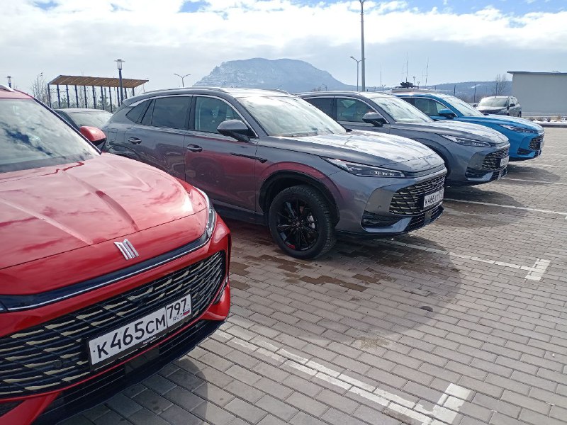 Корреспондент «Китайских автомобилей» Андрей ИВАНОВ начинает внимательнее присматриваться к двум новым «Москвичам».Сегодня в Минводах стартует федеральный тест-драйв кроссоверов М70 и М90, официальные продажи которых ждем со дня на день. Корреспондент «Китайских автомобилей» Андрей ИВАНОВ начинает внимательнее присматриваться к двум новым «Москвичам».Сегодня в Минводах стартует федеральный тест-драйв кроссоверов М70 и М90, официальные продажи которых ждем со дня на день.