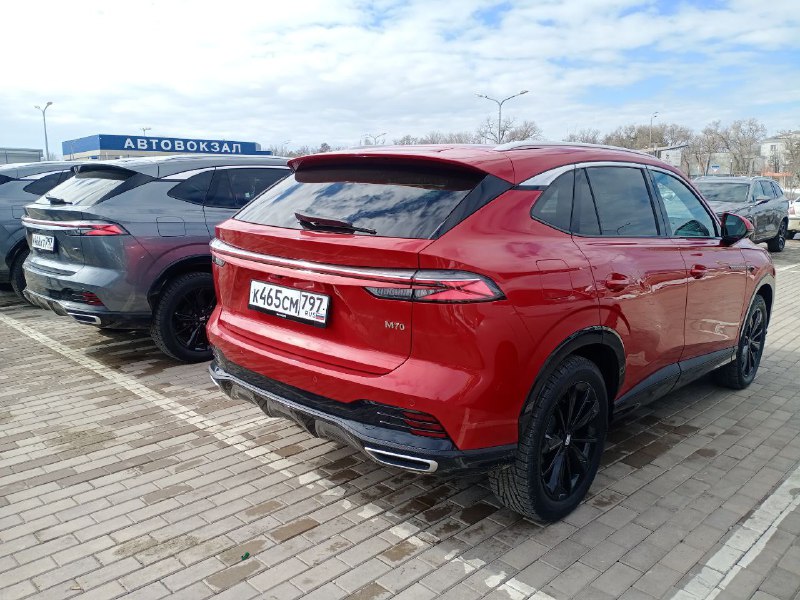 Корреспондент «Китайских автомобилей» Андрей ИВАНОВ начинает внимательнее присматриваться к двум новым «Москвичам».Сегодня в Минводах стартует федеральный тест-драйв кроссоверов М70 и М90, официальные продажи которых ждем со дня на день. Корреспондент «Китайских автомобилей» Андрей ИВАНОВ начинает внимательнее присматриваться к двум новым «Москвичам».Сегодня в Минводах стартует федеральный тест-драйв кроссоверов М70 и М90, официальные продажи которых ждем со дня на день.
