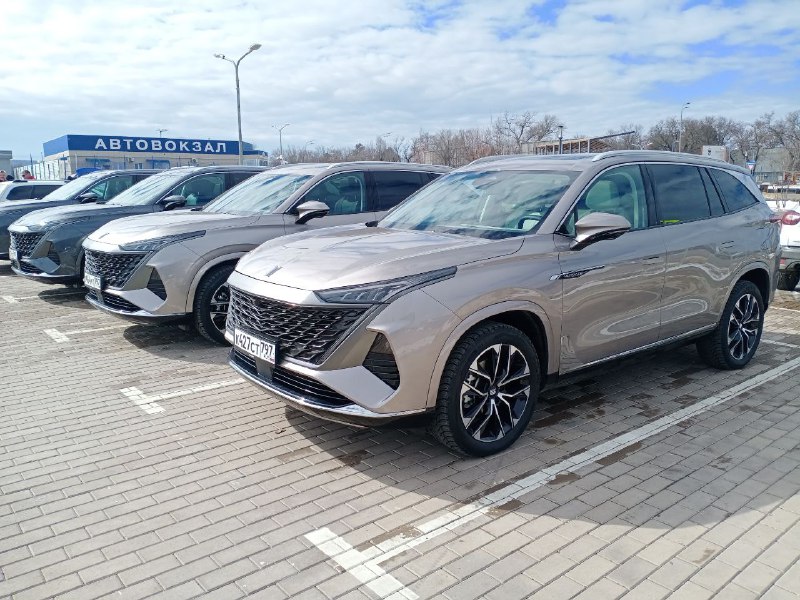 Корреспондент «Китайских автомобилей» Андрей ИВАНОВ начинает внимательнее присматриваться к двум новым «Москвичам».Сегодня в Минводах стартует федеральный тест-драйв кроссоверов М70 и М90, официальные продажи которых ждем со дня на день. Корреспондент «Китайских автомобилей» Андрей ИВАНОВ начинает внимательнее присматриваться к двум новым «Москвичам».Сегодня в Минводах стартует федеральный тест-драйв кроссоверов М70 и М90, официальные продажи которых ждем со дня на день.