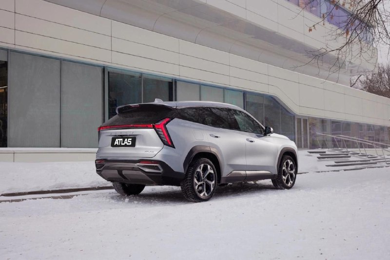 Geely Atlas в России подешевел благодаря новому 147-сильному мотору