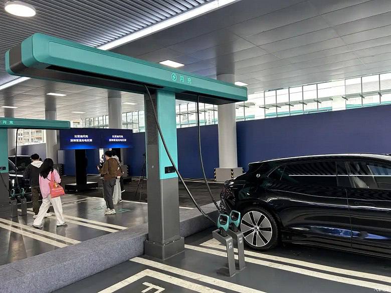 Инновационная зарядная станция BYD с высокой мощностью и автоматическим подключением Инновационная зарядная станция BYD с высокой мощностью и автоматическим подключением