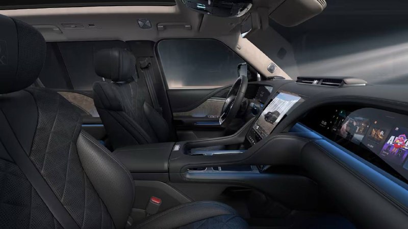 Обновленный BYD Yangwang U8 — дорогой китайский электромобиль с роскошным интерьером и мощной гибридной системой