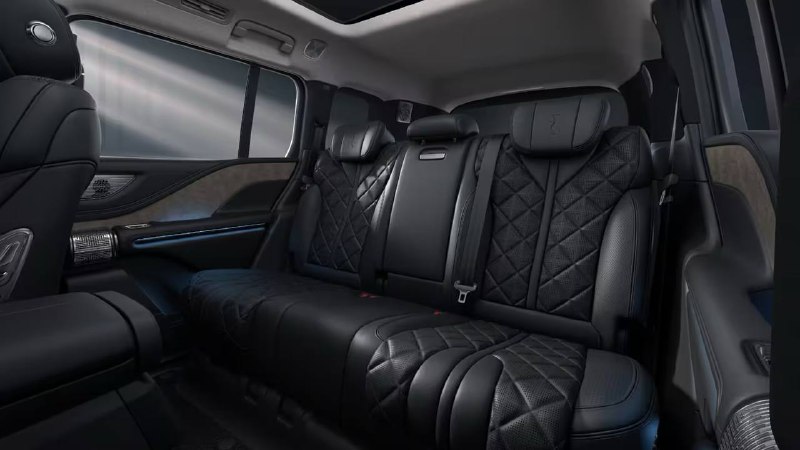 Обновленный BYD Yangwang U8 — дорогой китайский электромобиль с роскошным интерьером и мощной гибридной системой