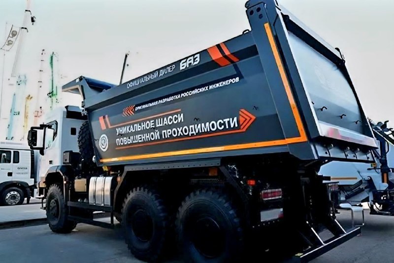 Новый "гражданский" грузовик БАЗ поступил в продажуРоссийская компания АО «Романов» начала отгружать дилерам самосвалы БАЗ-S32A50.