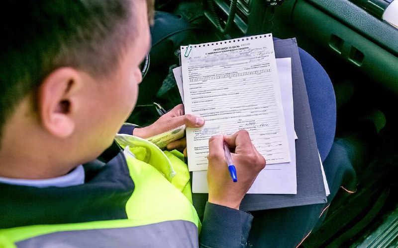 ❗️Поправки в процедуру освидетельствования водителей🗣Правительство изменит КоАП, чтобы уменьшить количество бумажной работы.📑 Сейчас порядок действий инспектора ДПС при подозрении на опьянение такой: 🥳 отстранить водителя от управления авто и составить об этом протокол;🥳 освидетельствование алкотестером, составить Акт, распечатать к нему чек из приобора;🗣🥳 в случае выявления опьянения и согласия с этим водителя – составляются еще 2 протокола: о правонарушении и о перемещении ТС на штрафстоянку;🥳 в случае выявления опьянения и несогласия водителя — протокол о направлении на мед.освидетельствование;🥳 в случае отказа от мед.освидетельствования – протоколы о правонарушении и о перемещении ТС на штрафстоянку;Итого: 2-3 протокола, Акт, а ещё нужно привлечь понятых или не забыть включить видеорегистратор.🕓 На все это уходит до часа, а ещё надо отвезти водителя к врачу и провести время там. ❗️Поправки в процедуру освидетельствования водителей🗣Правительство изменит КоАП, чтобы уменьшить количество бумажной работы.📑 Сейчас порядок действий инспектора ДПС при подозрении на опьянение такой: 🥳 отстранить водителя от управления авто и составить об этом протокол;🥳 освидетельствование алкотестером, составить Акт, распечатать к нему чек из приобора;🗣🥳 в случае выявления опьянения и согласия с этим водителя – составляются еще 2 протокола: о правонарушении и о перемещении ТС на штрафстоянку;🥳 в случае выявления опьянения и несогласия водителя — протокол о направлении на мед.освидетельствование;🥳 в случае отказа от мед.освидетельствования – протоколы о правонарушении и о перемещении ТС на штрафстоянку;Итого: 2-3 протокола, Акт, а ещё нужно привлечь понятых или не забыть включить видеорегистратор.🕓 На все это уходит до часа, а ещё надо отвезти водителя к врачу и провести время там.