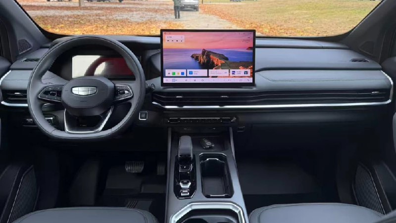 Сразу несколько сегодняшних новостей на российском авторынке касаются перспектив бренда Geely. Сразу несколько сегодняшних новостей на российском авторынке касаются перспектив бренда Geely.