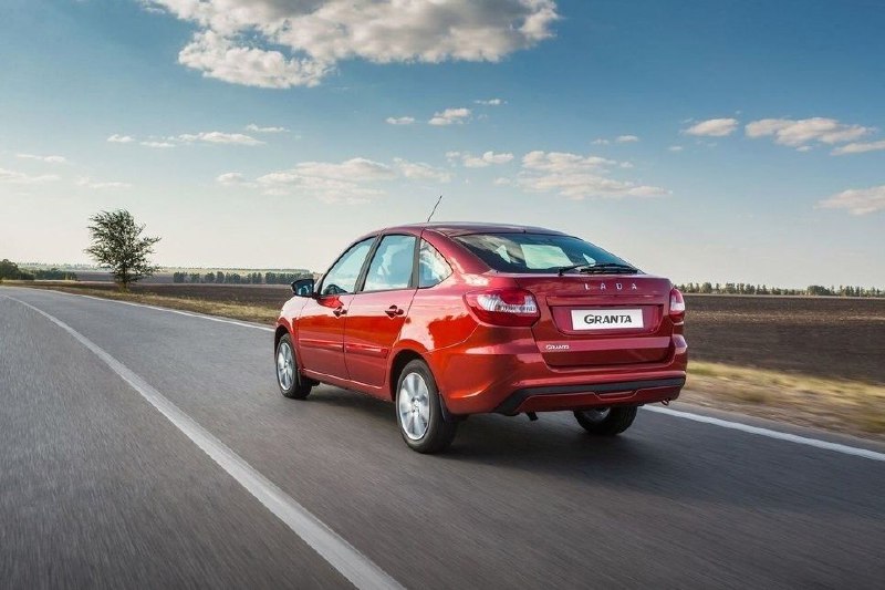 LADA Granta получила новую версию и подешевелаЛифтбек #LADA #Granta обзавёлся новой базовой версией «Классик» стоимостью 1 017 000 рублей — это на 81 тысячу рублей дешевле прежней начальной комплектации «Классик Кондиционер».