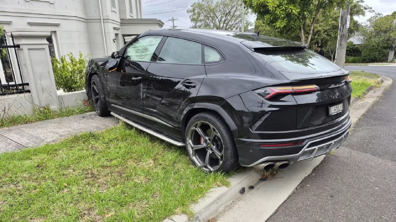Подросток угнал Lamborghini и катался по Мельбурну почти 16 часов, ведя прямые трансляции Подросток угнал Lamborghini и катался по Мельбурну почти 16 часов, ведя прямые трансляции