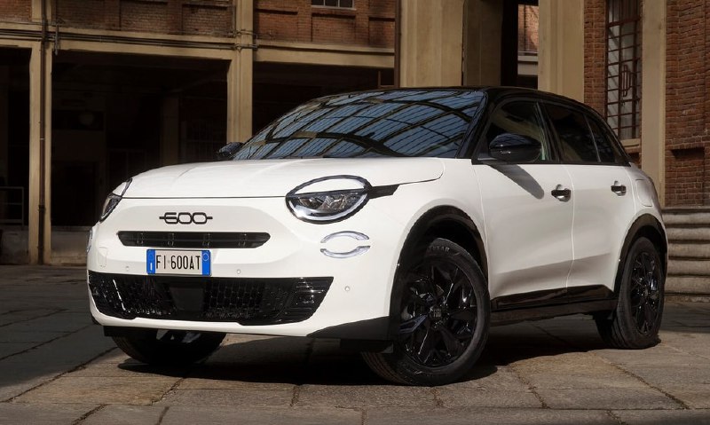Fiat 600 получил бензиновую версию с «механикой»Fiat расширил линейку кроссовера 600: помимо электрической и гибридных версий появится чисто бензиновая модификация.Модель оснащается турбомотором 1.2 мощностью 101 л.с.