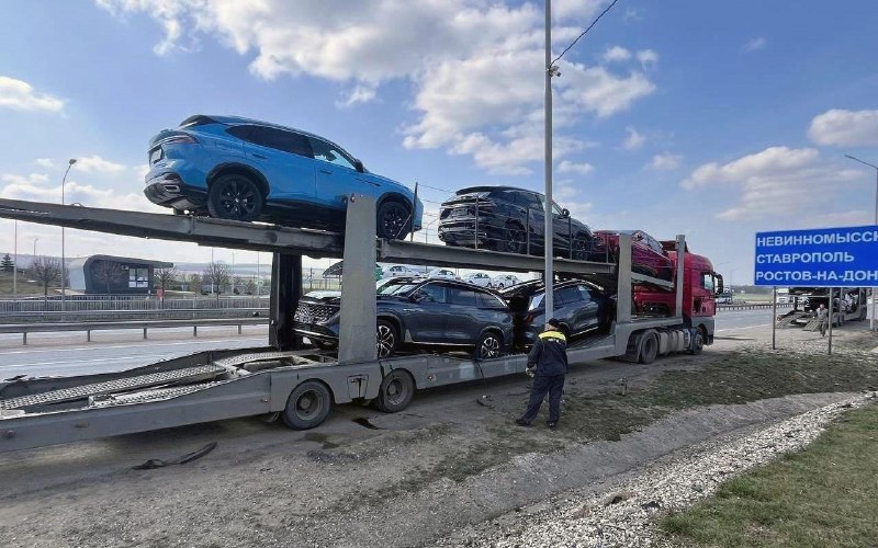 🚗🚗 «Москвич» начал отгрузку новых М70 и М90Машины на автовозах заметил корреспондент Autonews на одной из федеральных трасс.Пресс-служба «Москвича» подтвердила Autonews, что первые «живые» автомобили начали поступать к дилерам.«В настоящее время автомобили линейки «М» направляются в дилерские центры по всей стране.