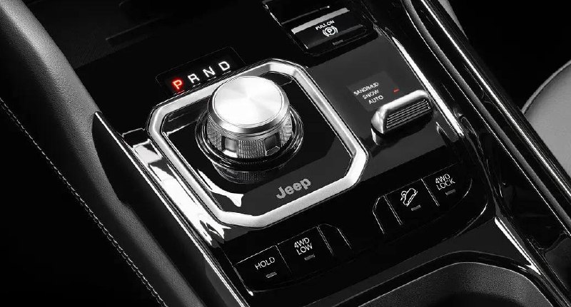 🚘 Jeep представил обновлённый CommanderМарка Jeep показала рестайлинговую версию семиместного кроссовера Commander.