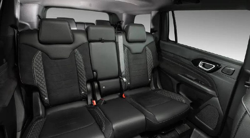 🚘 Jeep представил обновлённый CommanderМарка Jeep показала рестайлинговую версию семиместного кроссовера Commander.