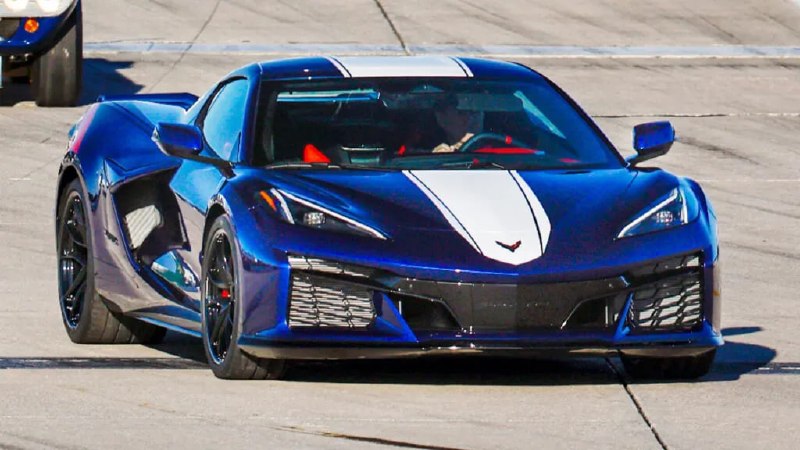 Новый Chevrolet Corvette Grand Sport до премьеры: первые фото и характеристики Новый Chevrolet Corvette Grand Sport до премьеры: первые фото и характеристики
