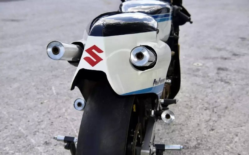 Редкая гоночная мотоциклетная модель Suzuki RGB500 1983 года выставлена на аукцион Редкая гоночная мотоциклетная модель Suzuki RGB500 1983 года выставлена на аукцион