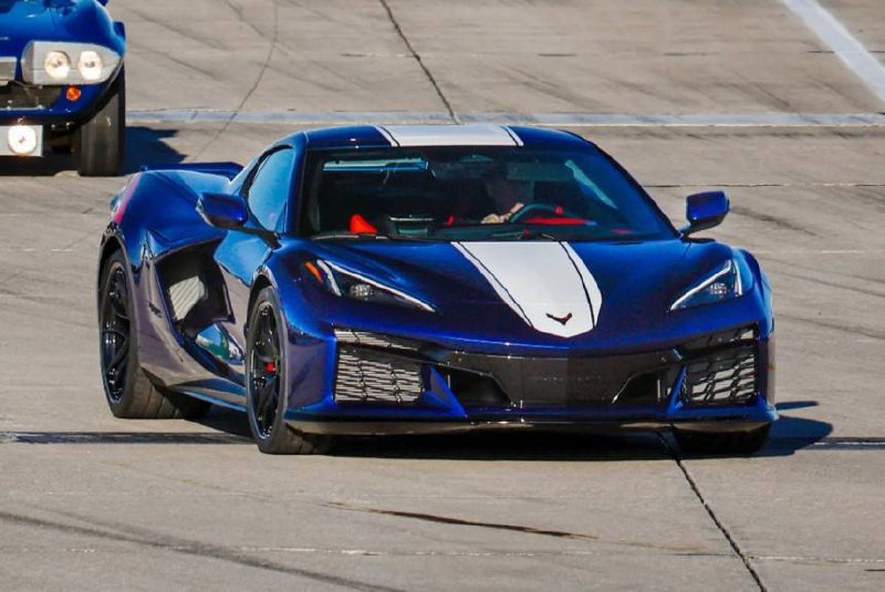 Компания Chevrolet анонсировала новый Corvette Grand Sport на гоночной трассеАктуальный Chevrolet Corvette C8 дебютировал летом 2019 года в базовой версии Stingray с V8 6.2 (502 л.с. Компания Chevrolet анонсировала новый Corvette Grand Sport на гоночной трассеАктуальный Chevrolet Corvette C8 дебютировал летом 2019 года в базовой версии Stingray с V8 6.2 (502 л.с.
