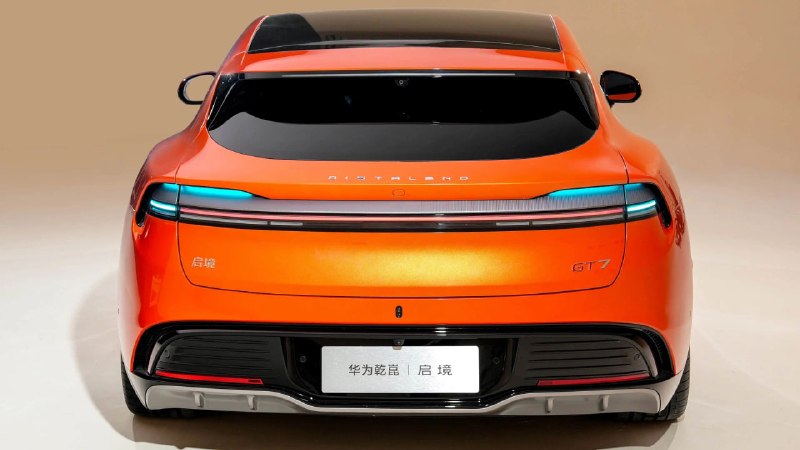 Huawei и GAC представили универсал GT7 — будущего конкурента Xiaomi SU7Новый электрокар дебютирует под брендом Qijing (международное название — Aistaland).Ключевые особенности:- Тип кузова: шутинг-брейк (универсал), напоминает Porsche Taycan и Xiaomi SU7.- Габариты: 5050 × 1980 × 1470 мм, колёсная база — 3 метра, диски — 21 дюйм.- Технологии: вся электроника от Huawei, включая медиасистему и комплекс ассистентов с перспективой 3-го уровня автономности.- Мощность: топовая версия — три электромотора, 800-вольтовая архитектура, сверхбыстрая зарядка (1 км пробега за 1 секунду).Приём предзаказов уже открыт, а продажи стартуют в апреле.
