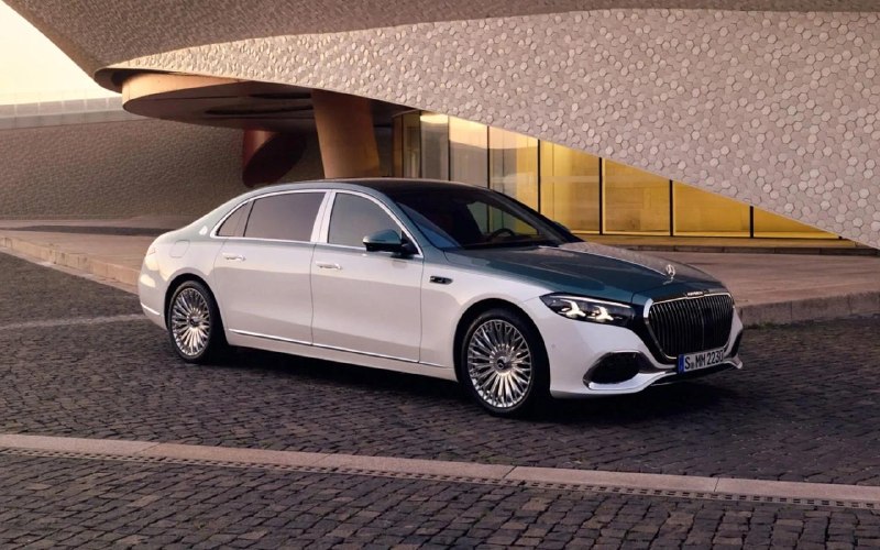Представлен новый Mercedes-Maybach S-Class◾️Обновленный флагманский седан получил увеличенную решетку радиатора по сравнению с прошлой моделью, а также новый дизайн светотехники с фирменной трехлучевой звездой Mercedes в фарах и задних фонарях.