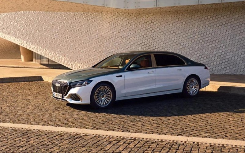 Представлен новый Mercedes-Maybach S-Class◾️Обновленный флагманский седан получил увеличенную решетку радиатора по сравнению с прошлой моделью, а также новый дизайн светотехники с фирменной трехлучевой звездой Mercedes в фарах и задних фонарях.