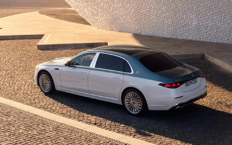 Представлен новый Mercedes-Maybach S-Class◾️Обновленный флагманский седан получил увеличенную решетку радиатора по сравнению с прошлой моделью, а также новый дизайн светотехники с фирменной трехлучевой звездой Mercedes в фарах и задних фонарях.