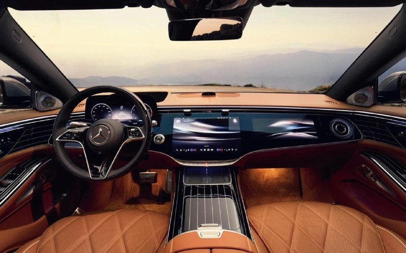 Представлен новый Mercedes-Maybach S-Class◾️Обновленный флагманский седан получил увеличенную решетку радиатора по сравнению с прошлой моделью, а также новый дизайн светотехники с фирменной трехлучевой звездой Mercedes в фарах и задних фонарях.
