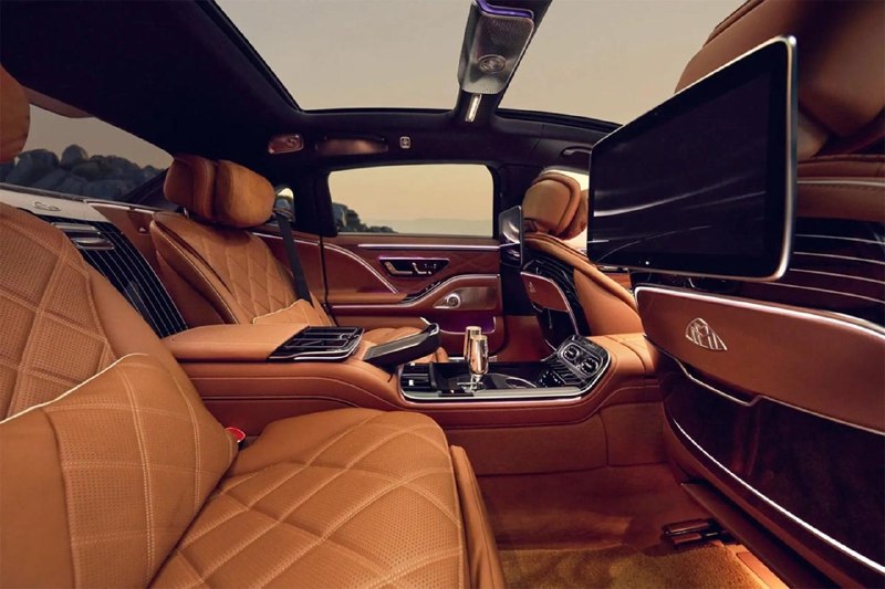 Представлен новый Mercedes-Maybach S-Class◾️Обновленный флагманский седан получил увеличенную решетку радиатора по сравнению с прошлой моделью, а также новый дизайн светотехники с фирменной трехлучевой звездой Mercedes в фарах и задних фонарях.