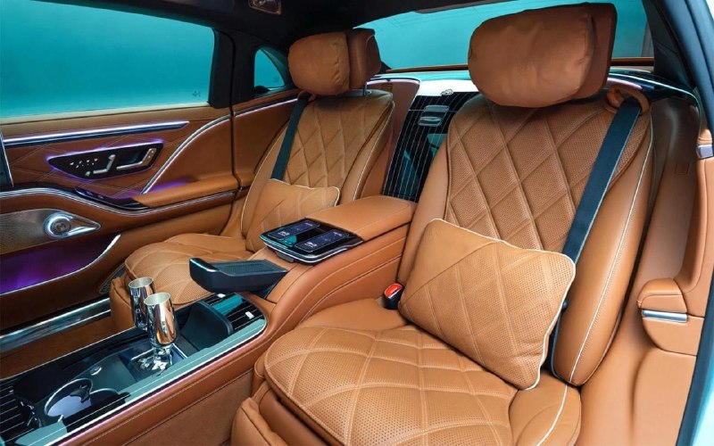 Представлен новый Mercedes-Maybach S-Class◾️Обновленный флагманский седан получил увеличенную решетку радиатора по сравнению с прошлой моделью, а также новый дизайн светотехники с фирменной трехлучевой звездой Mercedes в фарах и задних фонарях.