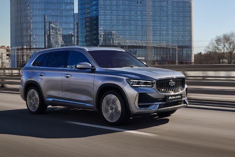 Компания Geely объявила о старте продаж флагманского кроссовера Monjaro в обновленной базовой комплектации на российском рынке.Автомобиль в исполнении «Люкс» (Luxury) с оптимизированным списком оборудования уже доступен у официальных дилеров по цене 4 599 990 рублей (от 4 349 990 рублей с учетом спецпредложений).Техническая начинка осталась прежней: турбомотор 2.0 на 238 л.с. Компания Geely объявила о старте продаж флагманского кроссовера Monjaro в обновленной базовой комплектации на российском рынке.Автомобиль в исполнении «Люкс» (Luxury) с оптимизированным списком оборудования уже доступен у официальных дилеров по цене 4 599 990 рублей (от 4 349 990 рублей с учетом спецпредложений).Техническая начинка осталась прежней: турбомотор 2.0 на 238 л.с.