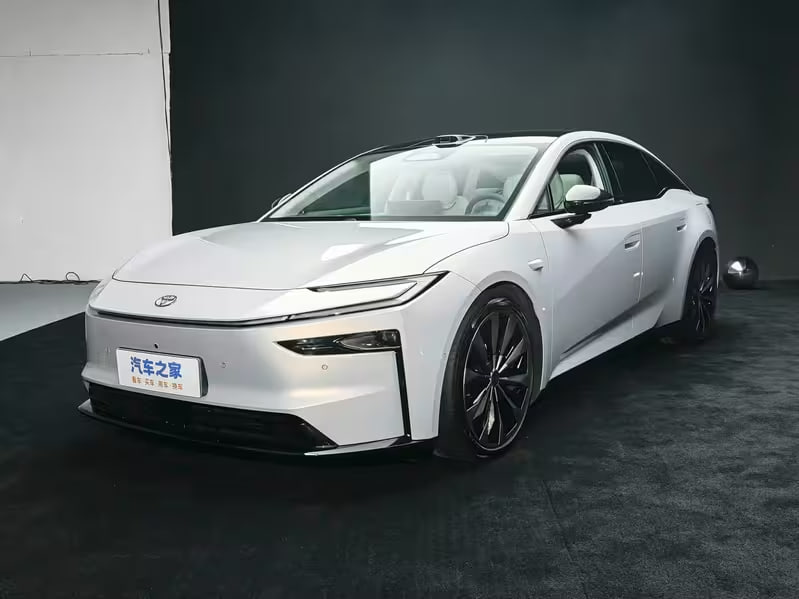 Toyota в Китае удивила ценником: электроседан уровня Camry будут продавать примерно за ₽1,6 миллиона.Модель bZ7 получила до 700 км хода, быструю зарядку и адаптивную подвеску, которая подстраивается под дорогу в реальном времени.В салоне — максимум комфорта: сиденья с массажем, подогревом и вентиляцией и большая мультимедиа.