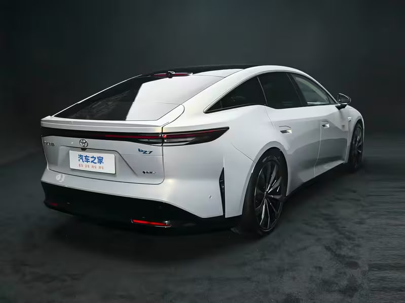 Toyota в Китае удивила ценником: электроседан уровня Camry будут продавать примерно за ₽1,6 миллиона.Модель bZ7 получила до 700 км хода, быструю зарядку и адаптивную подвеску, которая подстраивается под дорогу в реальном времени.В салоне — максимум комфорта: сиденья с массажем, подогревом и вентиляцией и большая мультимедиа.