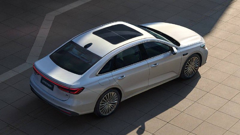 Новый гибридный седан Geely Starshine 7 с полным приводом и высокой мощностью
