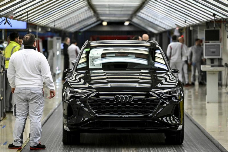 Продажи Audi в США рухнули на 30%, а спрос на электромобили упал почти в разы