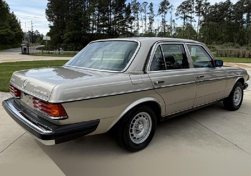 Mercedes-Benz 300D Turbo 1985 с пробегом около 29 000 км ушёл на аукцион Mercedes-Benz 300D Turbo 1985 с пробегом около 29 000 км ушёл на аукцион