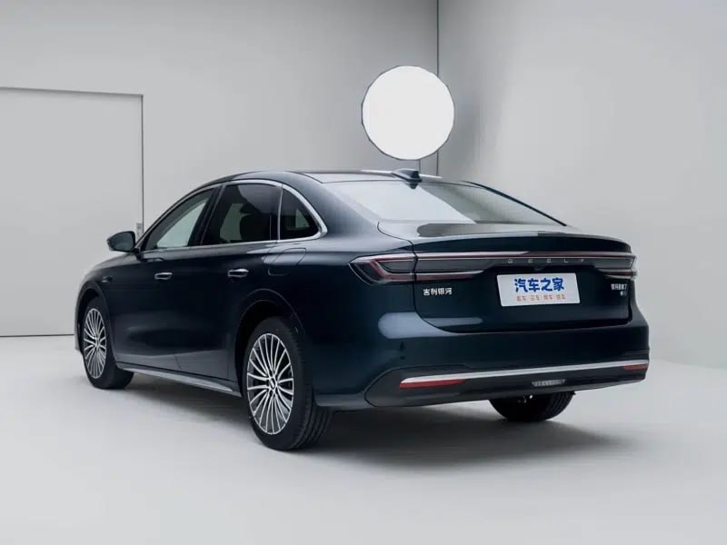 Geely Galaxy Starshine 7: гибридный бизнес-седан по цене Lada Granta Geely Galaxy Starshine 7: гибридный бизнес-седан по цене Lada Granta