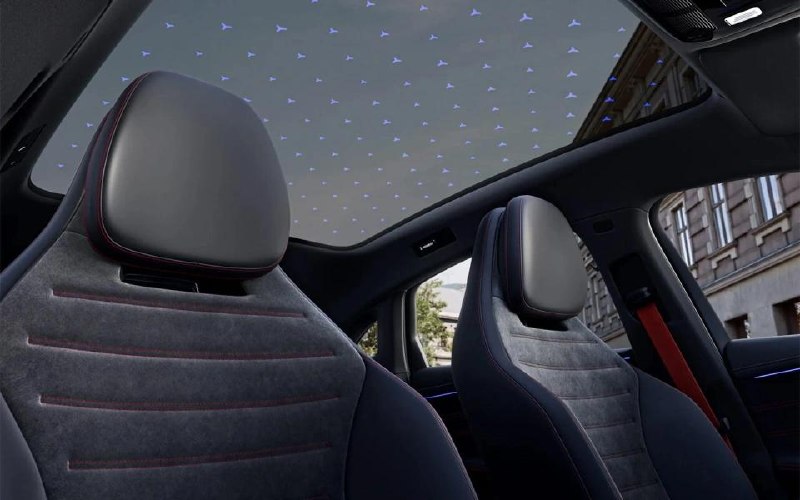 Салон нового Mercedes C-Class: дисплеи, подсветка и варианты отделки