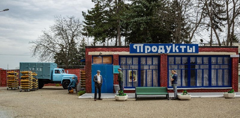 Диорама с хлебовозкой ГЗСА-3704: детали советской торговли