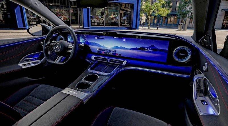 Первые фото салона Mercedes-Benz C-Class EQ: панорамный экран и запас хода до 800 км