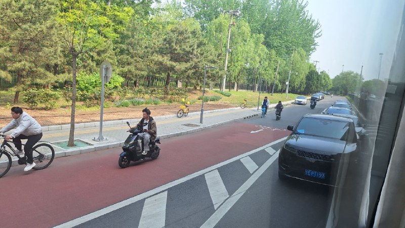 Бригада корреспондентов прибыла в Пекин: автошоу не видно по пути Бригада корреспондентов прибыла в Пекин: автошоу не видно по пути