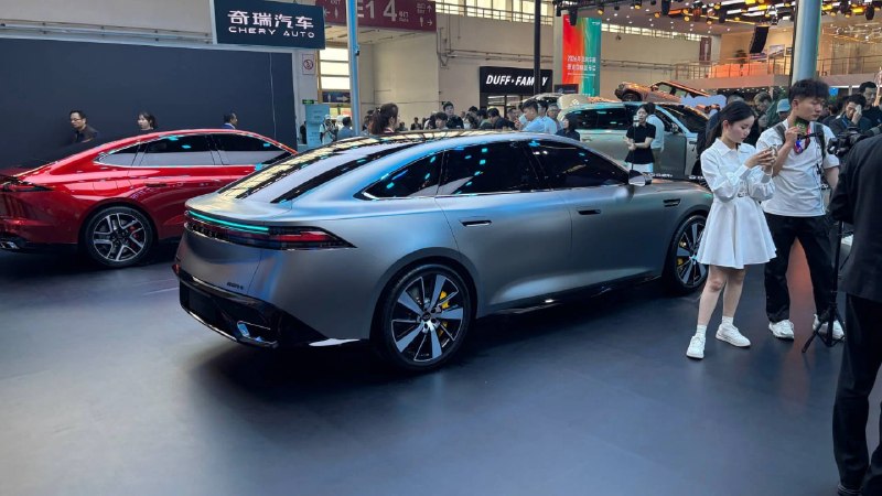 Chery показала два концепта Arrizo: S и X — разные стили и технологии Chery показала два концепта Arrizo: S и X — разные стили и технологии