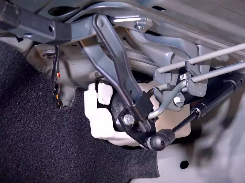 Как установить газовые упоры капота и багажника на Lada Granta самостоятельно Как установить газовые упоры капота и багажника на Lada Granta самостоятельно