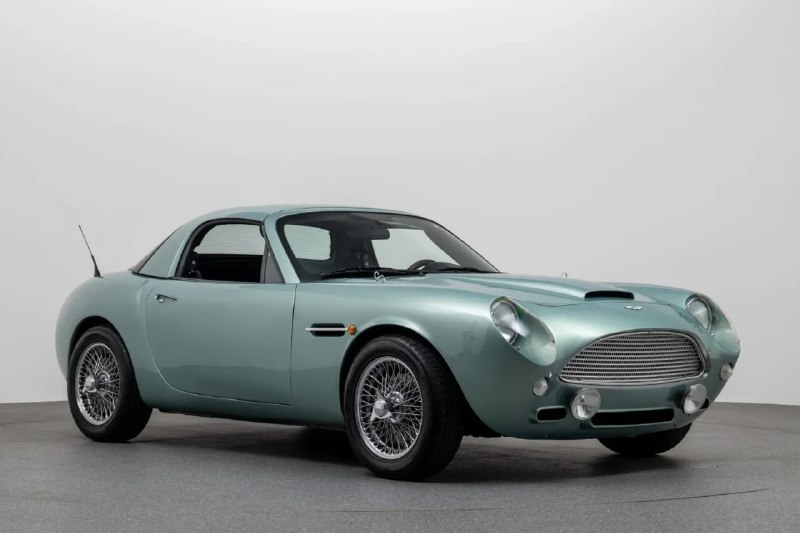 Mazda MX-5 превратили в винтажный Aston Martin и выставили на аукцион за $23 тыс Mazda MX-5 превратили в винтажный Aston Martin и выставили на аукцион за $23 тыс
