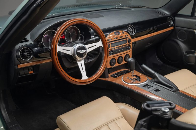Mazda MX-5 превратили в винтажный Aston Martin и выставили на аукцион за $23 тыс Mazda MX-5 превратили в винтажный Aston Martin и выставили на аукцион за $23 тыс