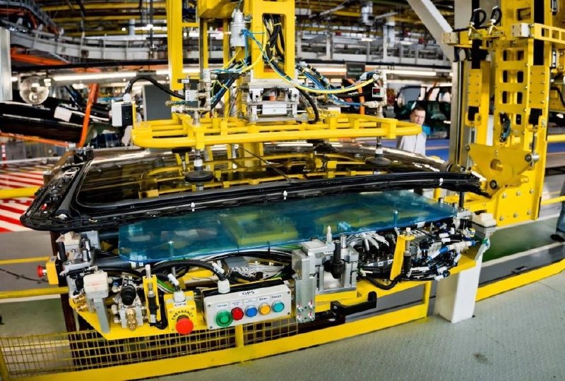 АвтоВАЗ оснастил сборочную линию автоматом для монтажа панорамных крыш Lada Azimut АвтоВАЗ оснастил сборочную линию автоматом для монтажа панорамных крыш Lada Azimut
